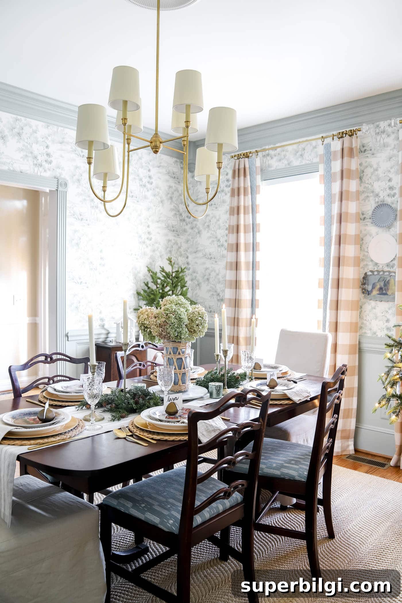 Christmas Dining Room Decor Ideas for Festive Gatherings 12 traditional dining room at christmas