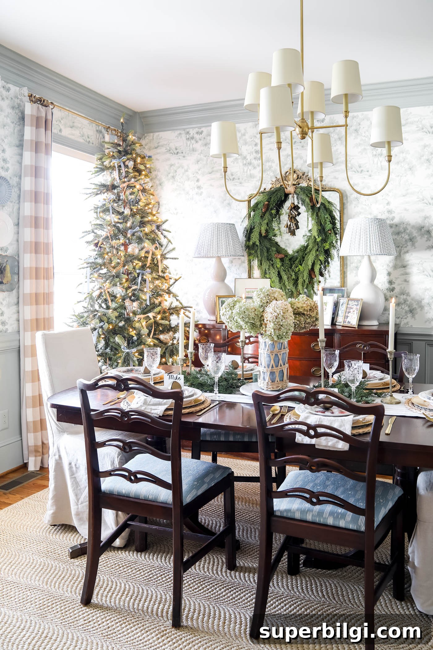 Christmas Dining Room Decor Ideas for Festive Gatherings 13 traditional blue and green Christmas dining room