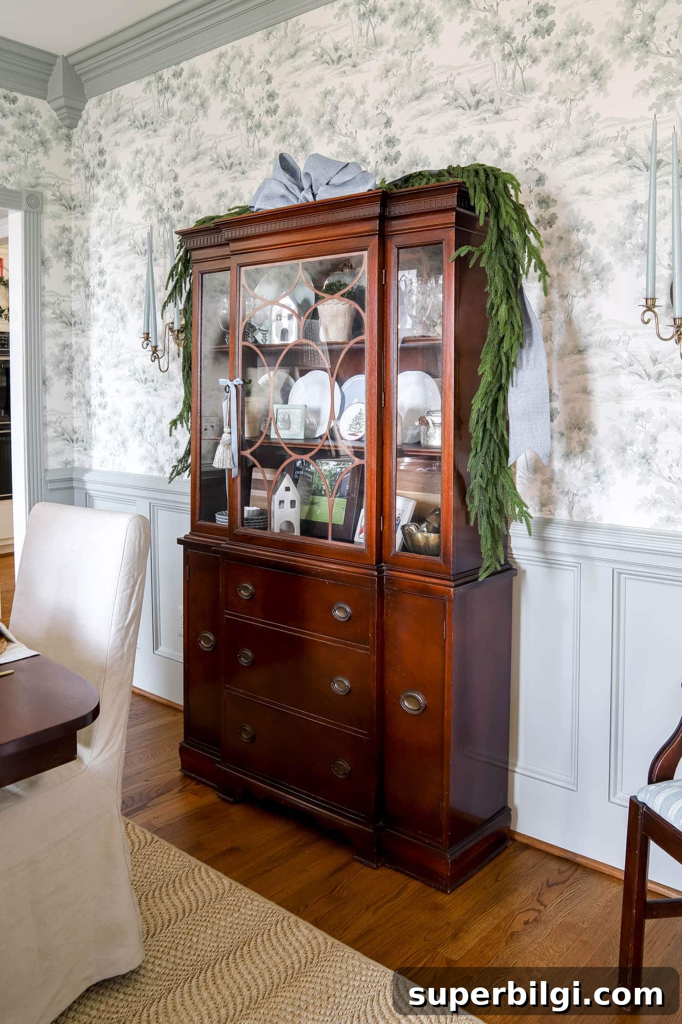 Christmas Dining Room Decor Ideas for Festive Gatherings 9 china hutch in dining room for christmas