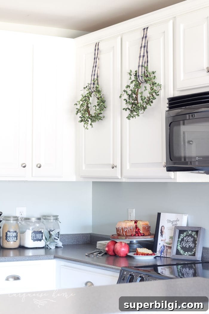 Benjamin Moore Simply White: Shade Guide and Decorating Tips 4 simply white cabinets in kitchen