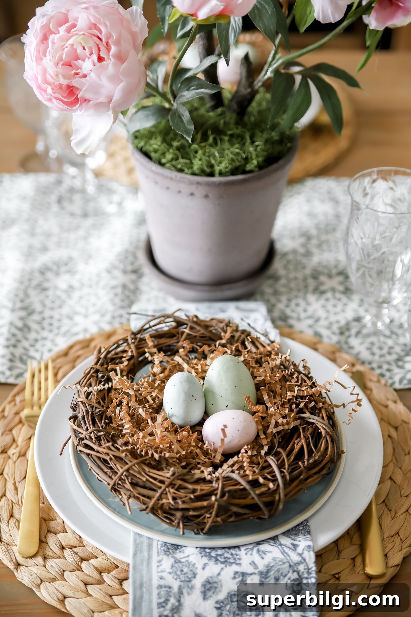 Fresh Spring Table Decor Ideas for Seasonal Entertaining 8 spring tablescape