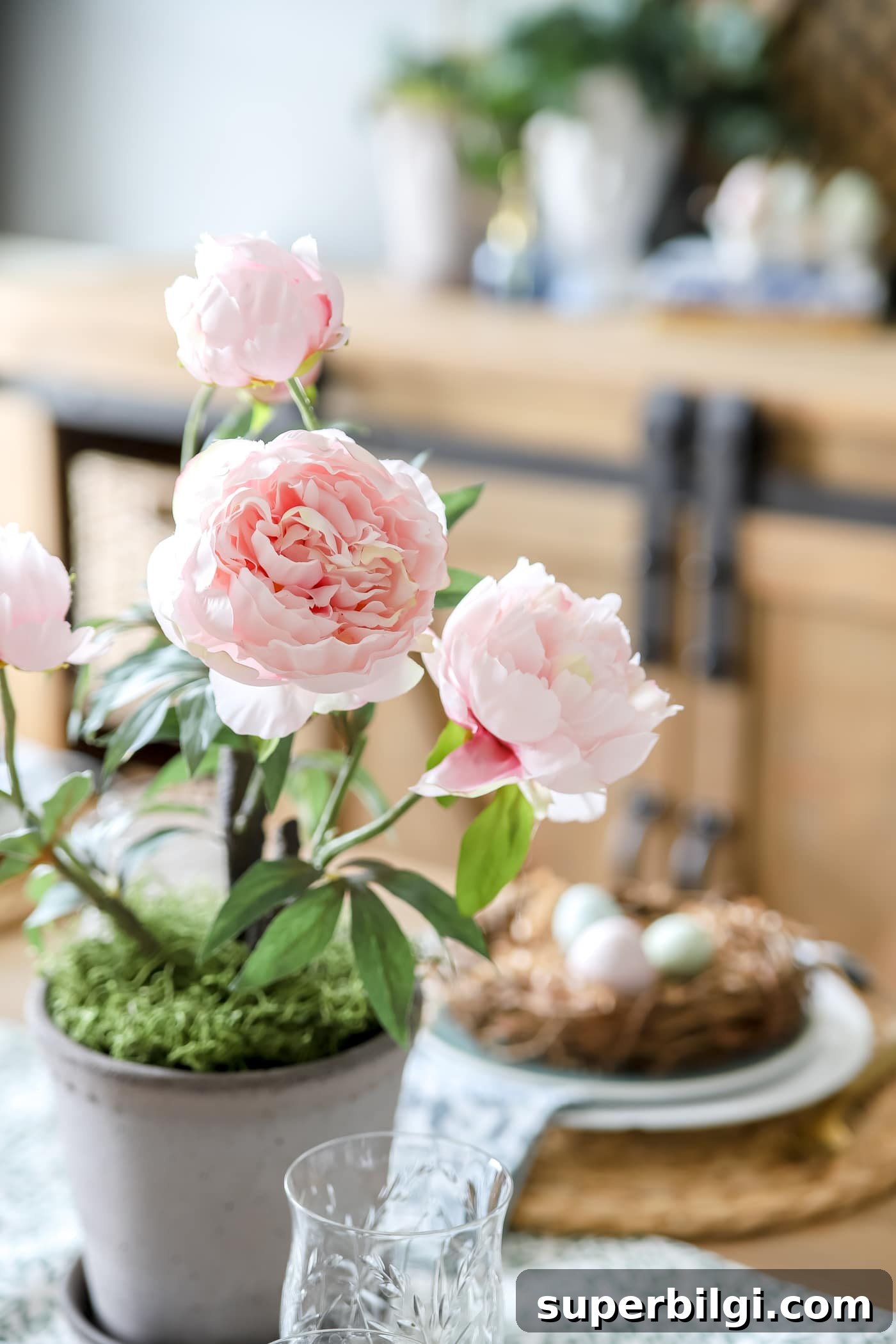 Fresh Spring Table Decor Ideas for Seasonal Entertaining 4 Garden rose centerpiece