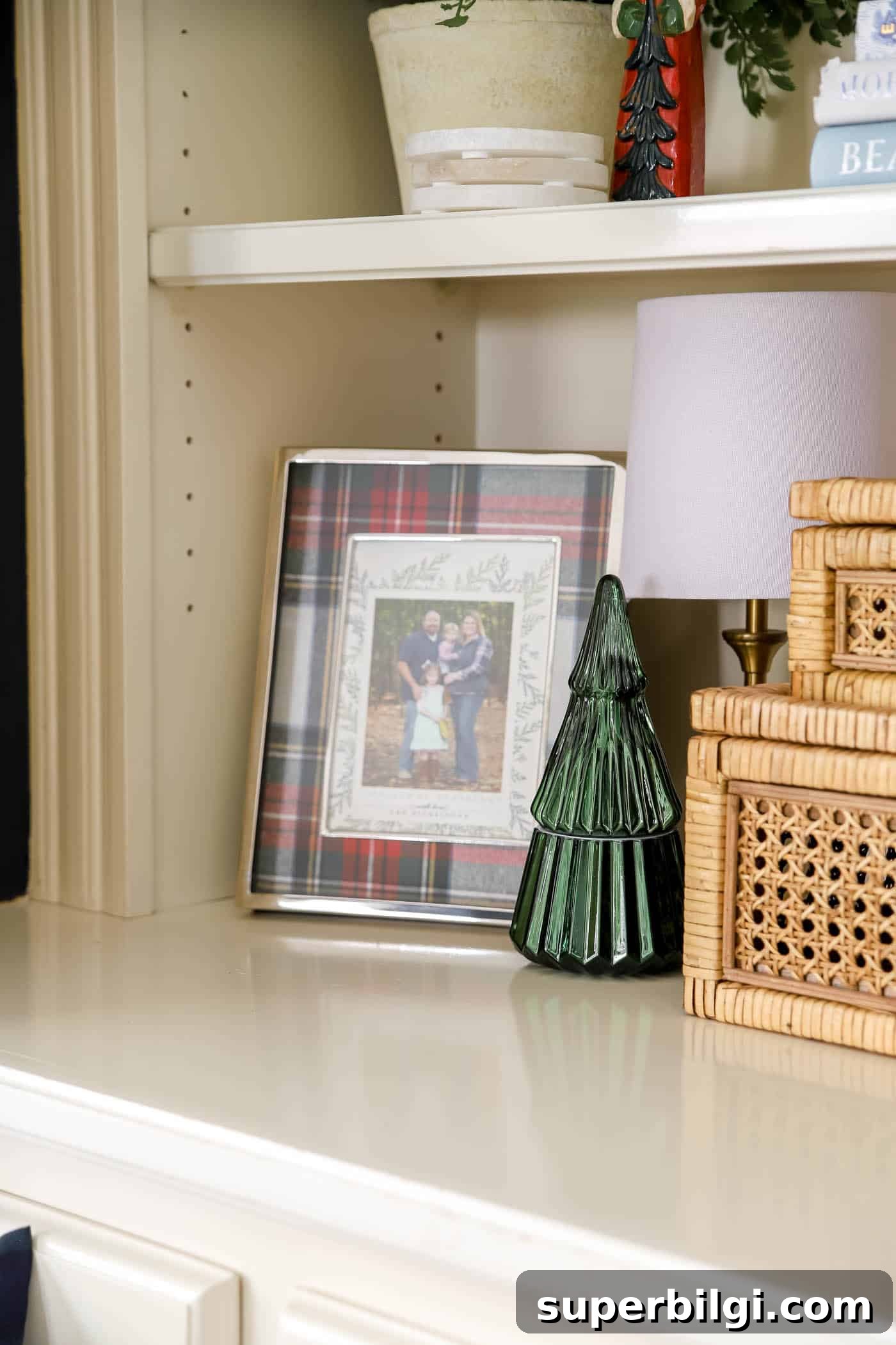Red, White and Gold Christmas Decor Ideas 16 green candle decor and plaid picture frame