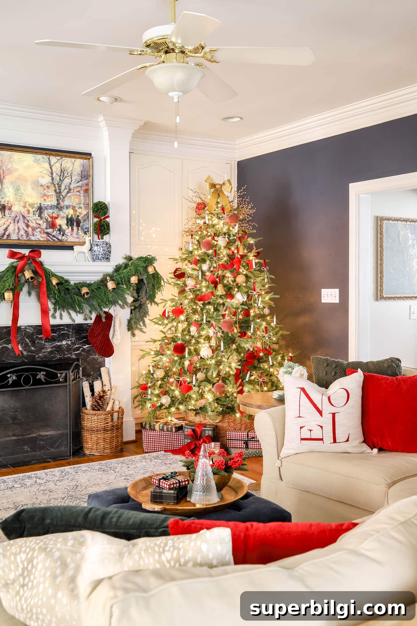 Red, White and Gold Christmas Decor Ideas 19 Traditional Christmas Decor in the living room