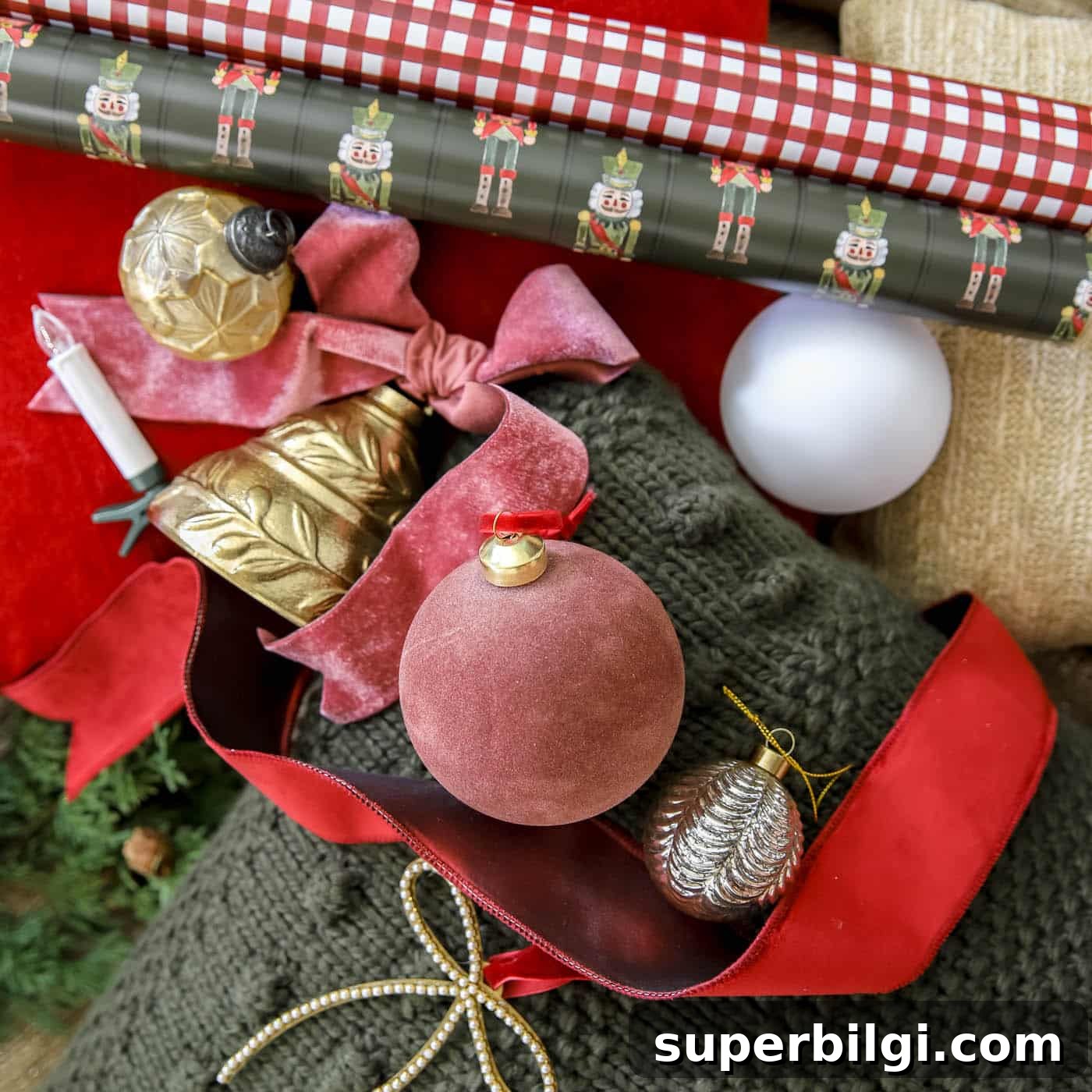 Red, White and Gold Christmas Decor Ideas 4 gold, cranberry and white christmas decor