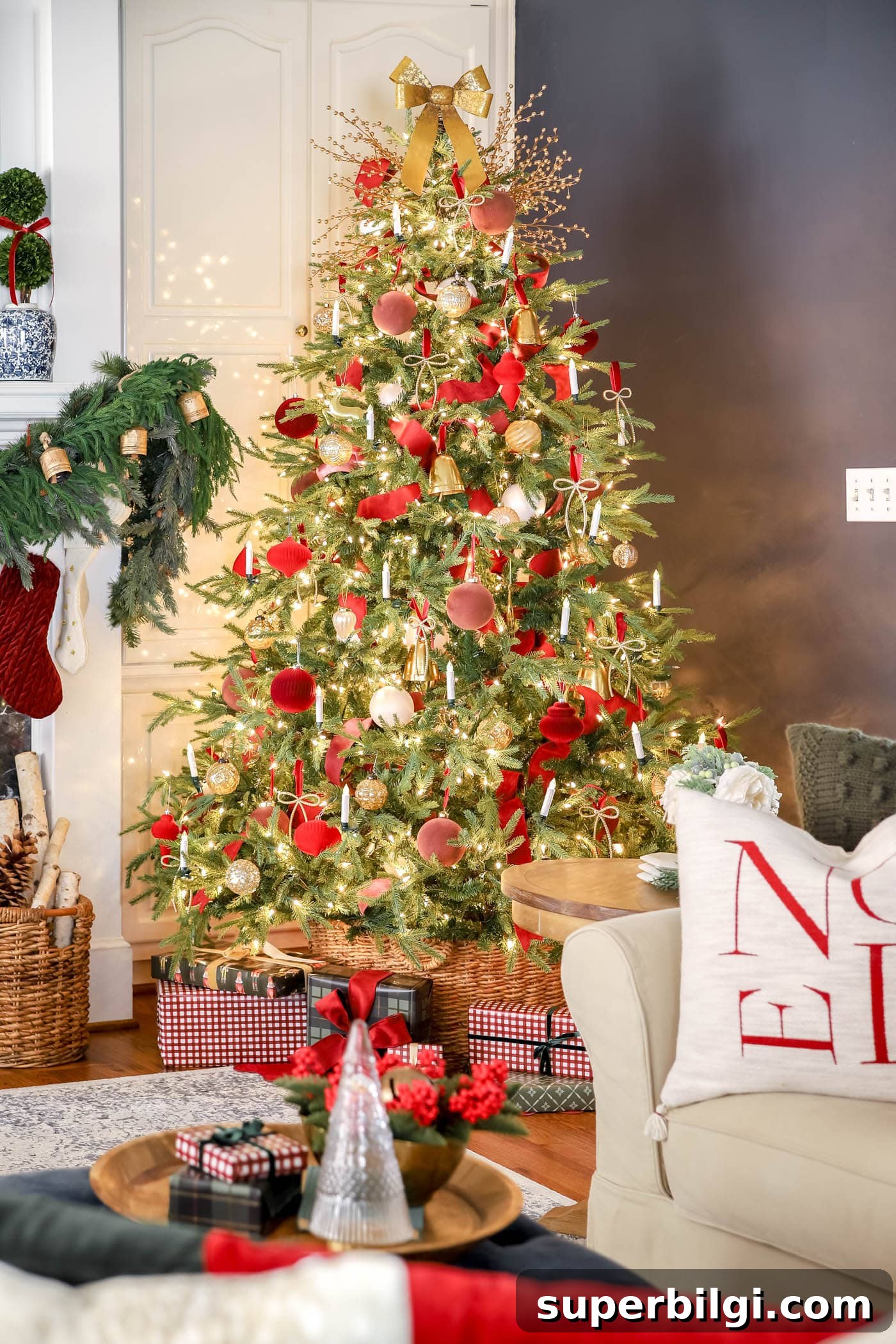 Red, White and Gold Christmas Decor Ideas 9 Red, White and Gold Christmas Tree Decor