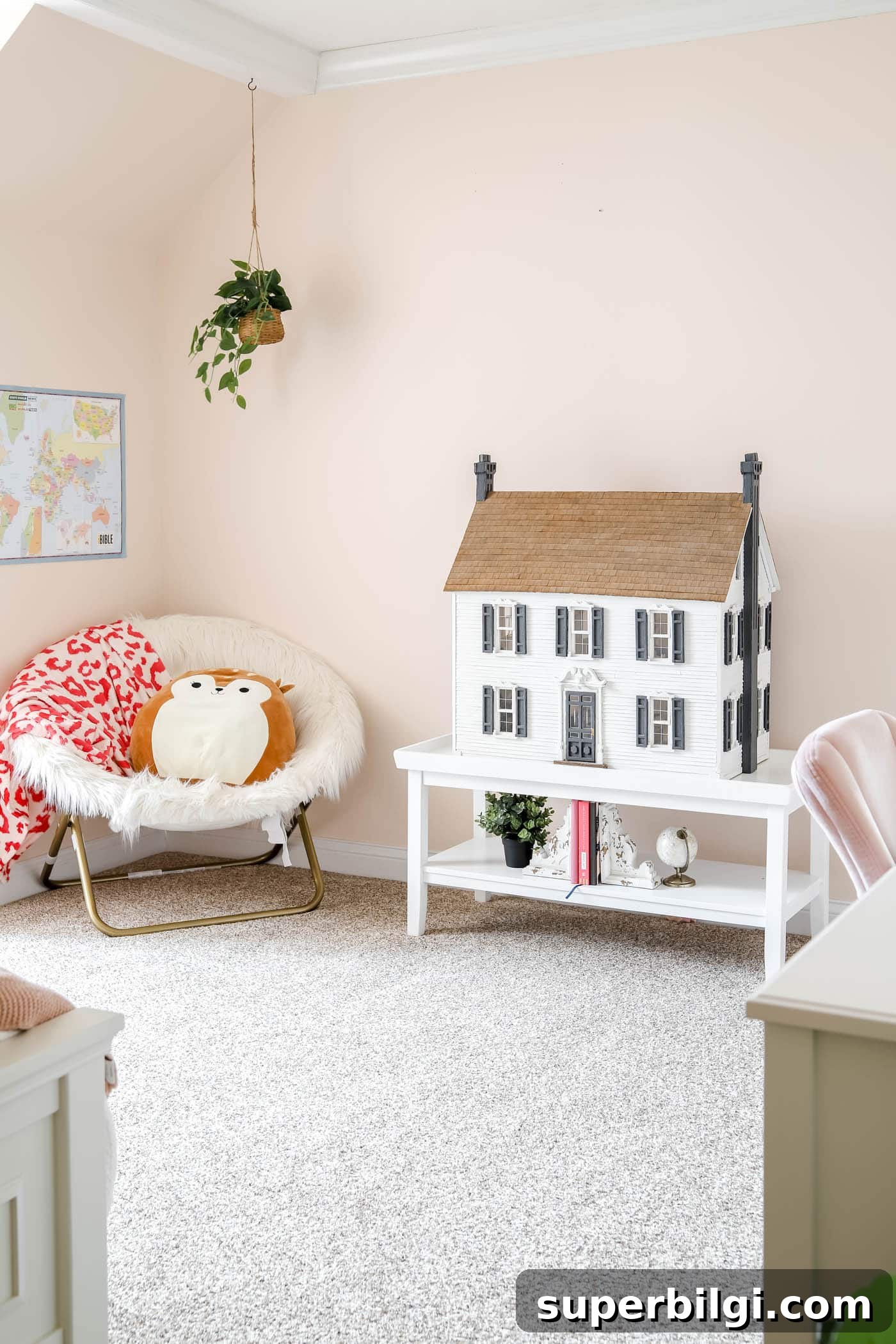 Teen Girl Bedroom Ideas: 10+ Stylish Tips and Tricks 14 cozy chair in a pink teen room.