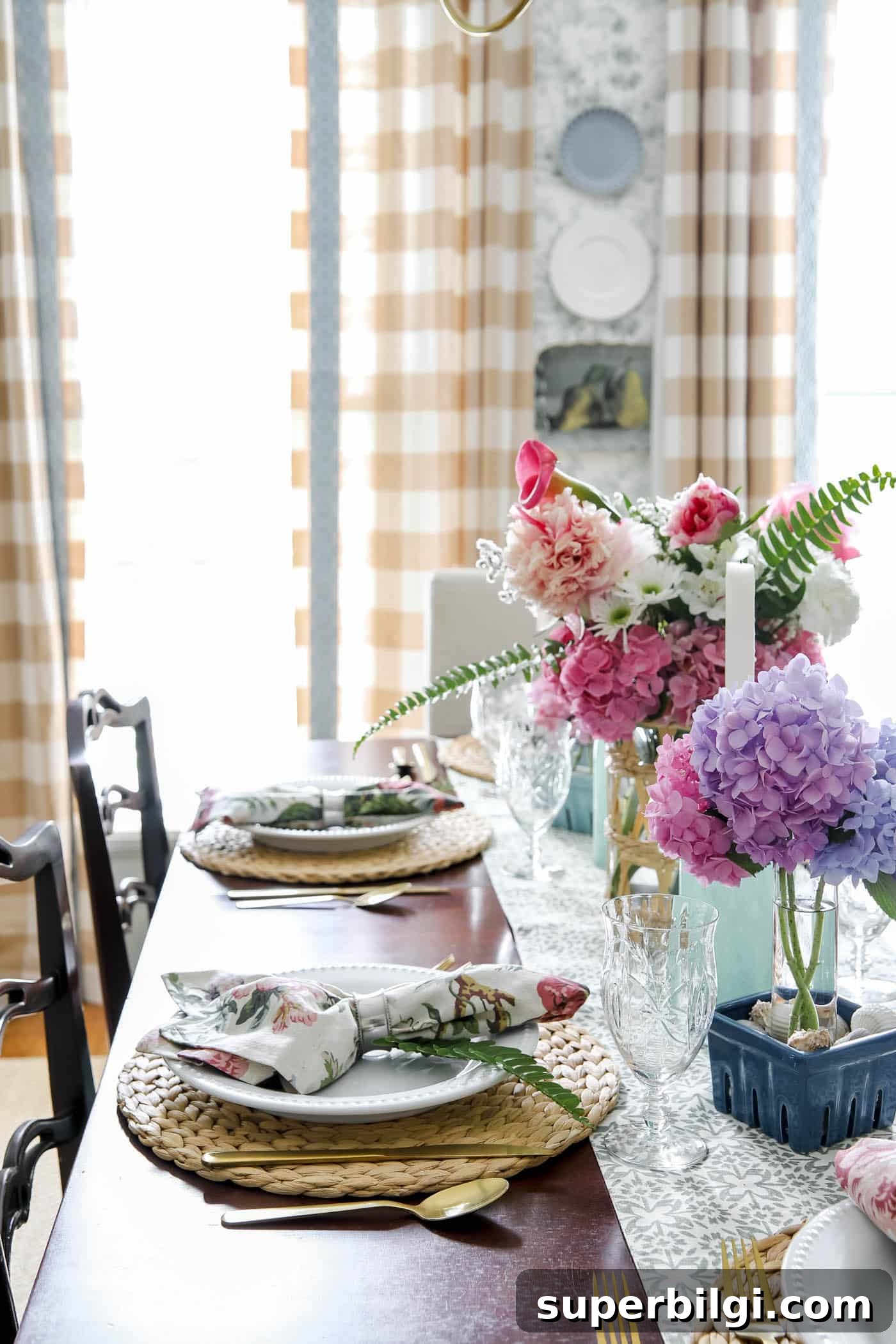 Summer Tablescapes: Stylish Ideas for Outdoor Entertaining 13 seasonal summer decor for the dining room.