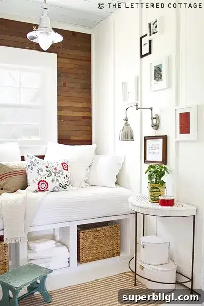 10 Cozy Reading Nook Ideas to Inspire Your Home 12 reading room with a daybed