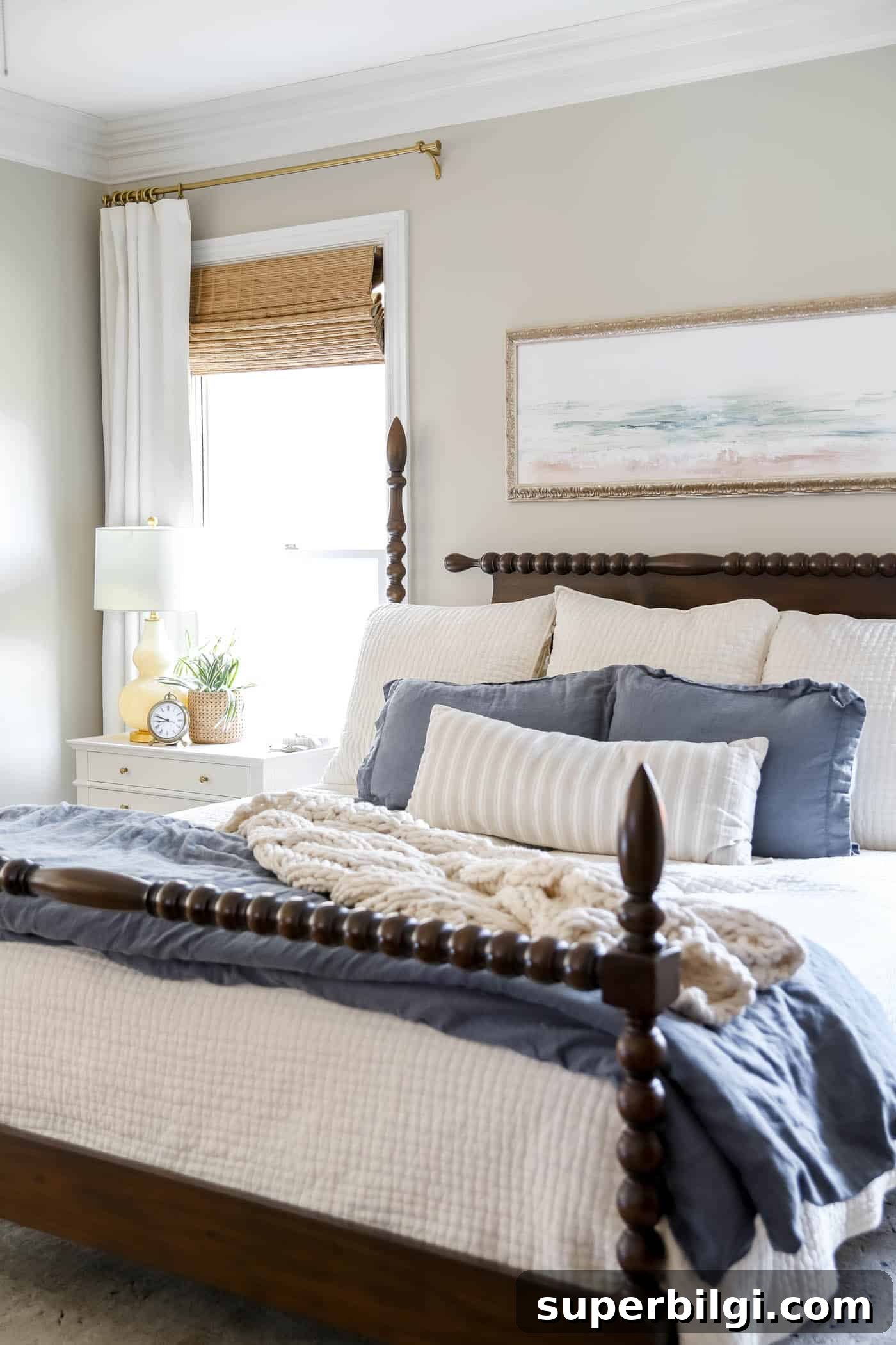 Traditional Bedroom Design Plan: Classic Ideas & Layouts 2 Primary traditional bedroom with 4-poster bed.