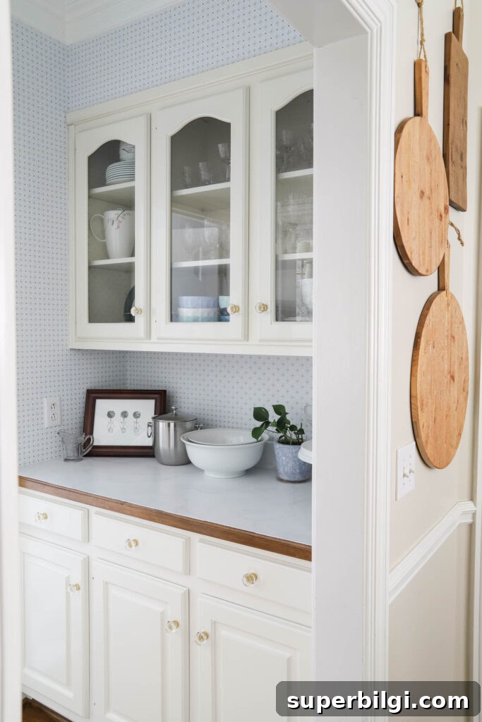 Traditional Bedroom Design Plan: Classic Ideas & Layouts 5 beautiful butler's pantry makeover