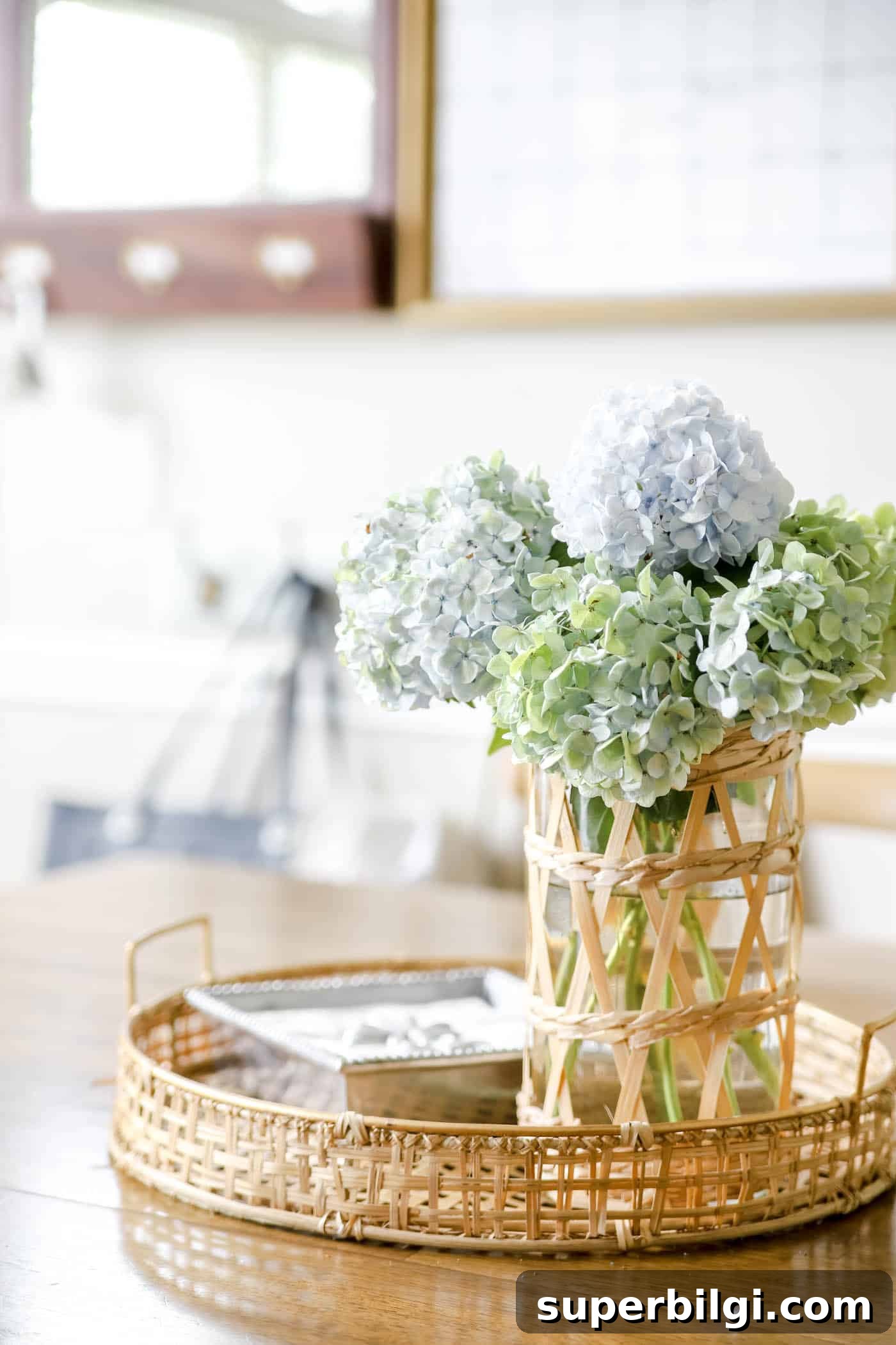 Hydrangea Decorating Ideas: Centerpieces and Bouquets 10 Woven Tray and Vase filled with Hydrangeas