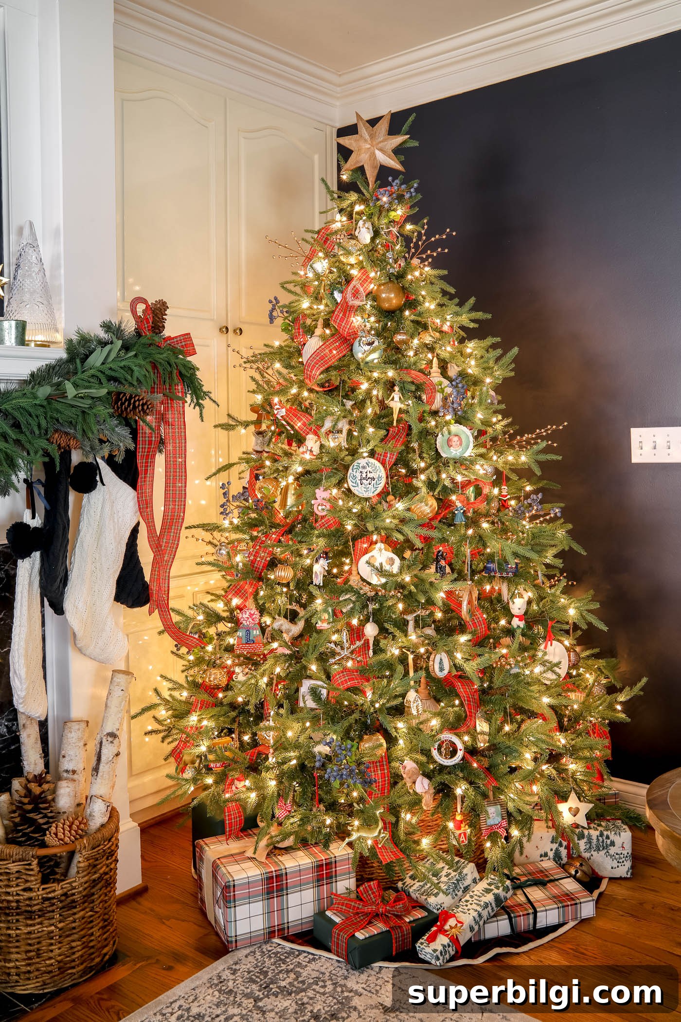 Christmas Decor Trends to Expect in 2025 11 Nostalgic Christmas Tree Decor