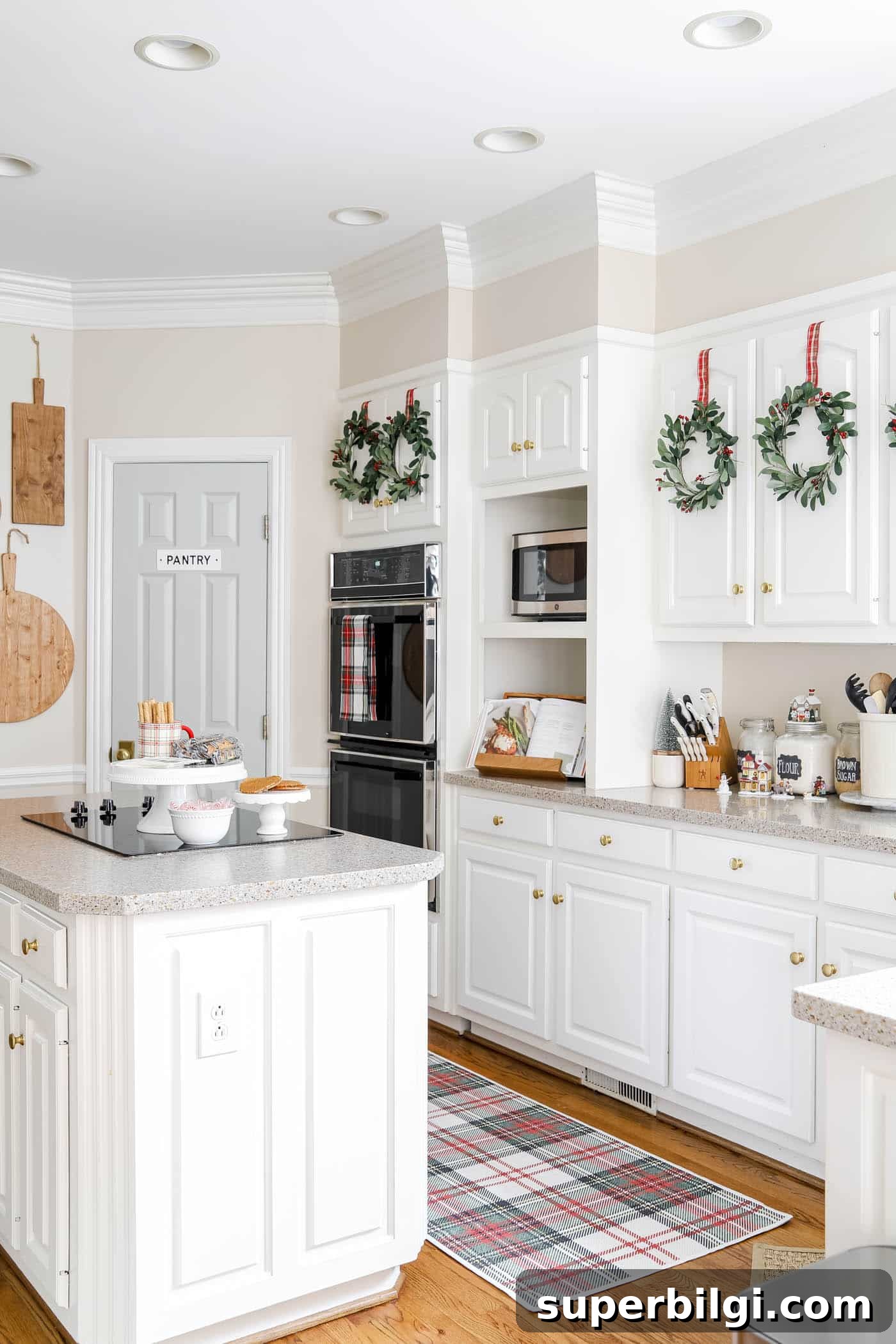 Blue & Gold Christmas Kitchen: Tablescapes & Holiday Decor Ideas 12 how to decorate your kitchen for Christmas