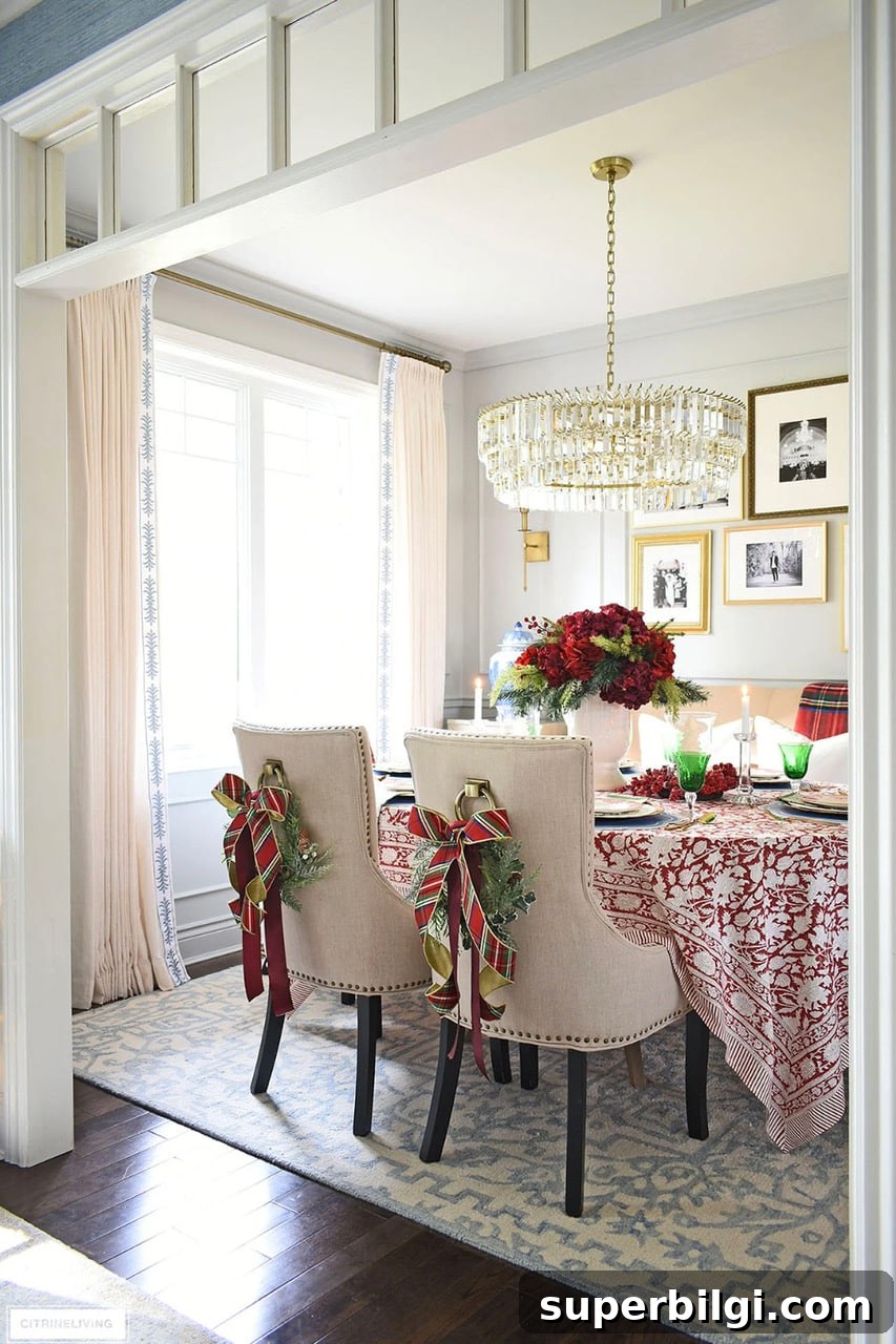 Elegant Holiday Decor: Christmas Coffee Bars and Cozy Bedrooms 10 chic festive dining room tablescape