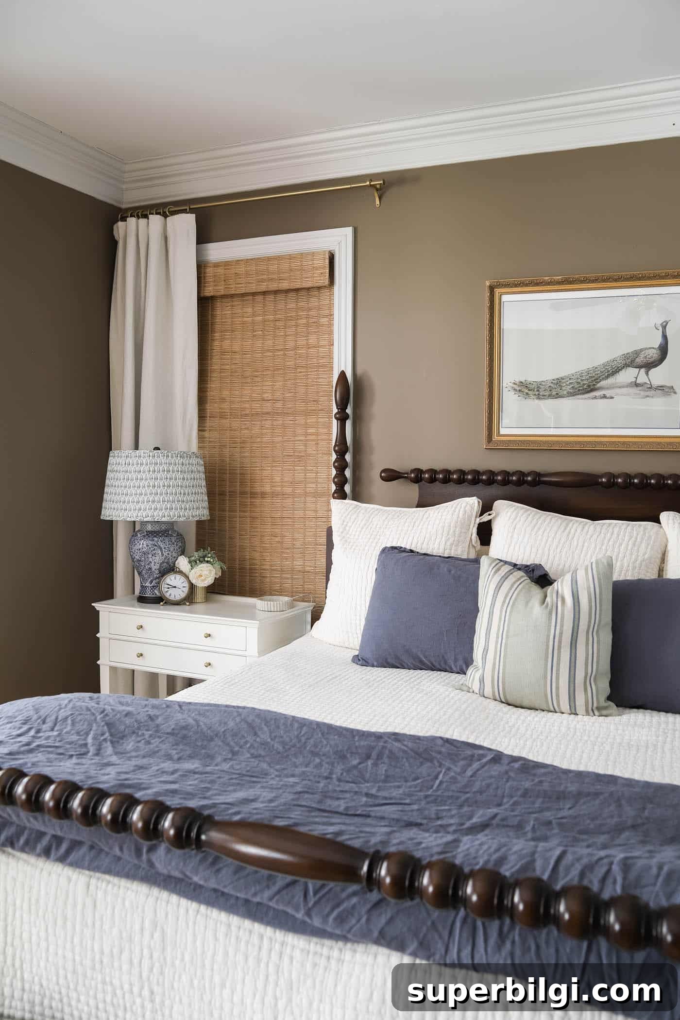 timeless bedroom decor ideas with a green chinoiserie lamp