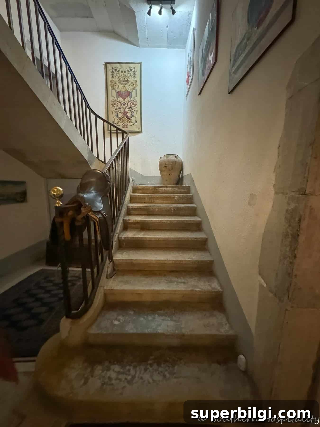 Spring Living Room Decor, French Home Tour and Cozy Porch Ideas 12 private tour of French home steps